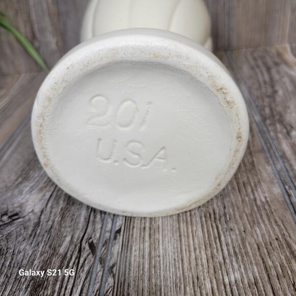 Vintage Vase 201 USA Pottery Off White MCM - Picture 6 of 6
